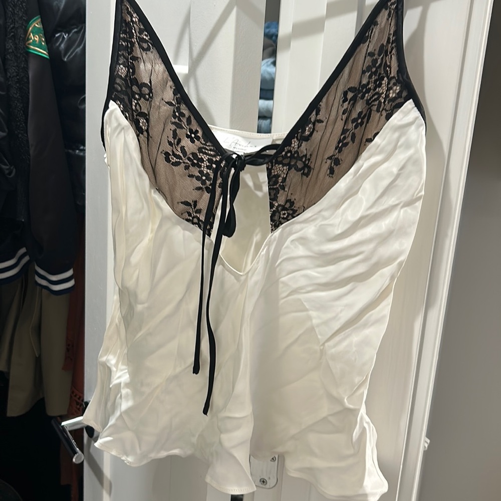 L’Academie silk white tank with lace details